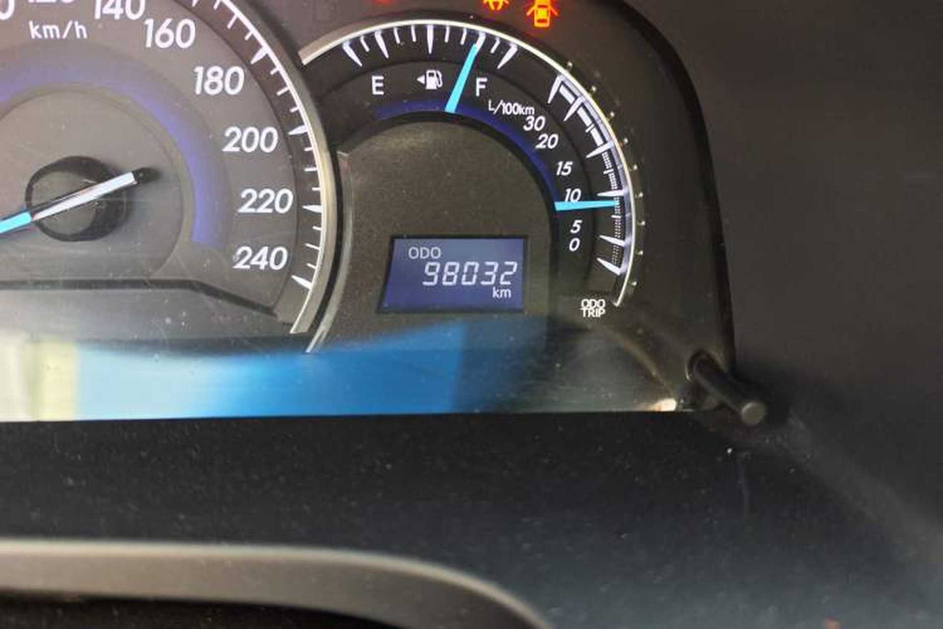 Used Toyota Camry 2016 2.0G 10th Anniversary Leading Edition Odometer Close Up