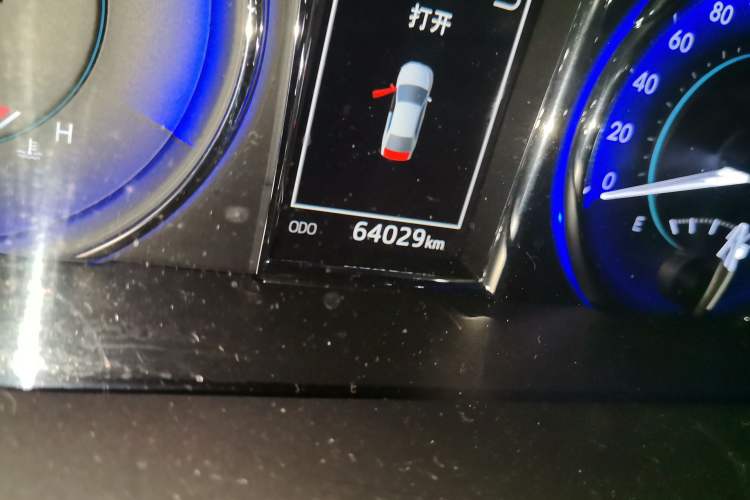 Used Toyota Camry 2016 Dual-Engine 2.5 HG 10th Anniversary Deluxe Navigation Edition Odometer Close Up