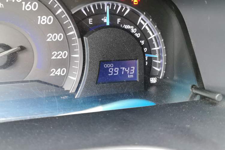 Used Toyota Camry 2016 2.0G 10th Anniversary Leading Edition Odometer Close Up