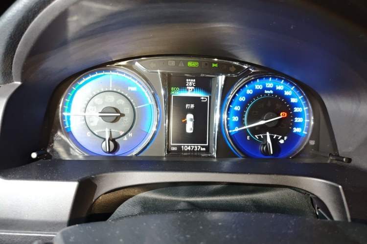 Used Toyota Camry 2016 Dual-Engine 2.5 HG 10th Anniversary Deluxe Navigation Edition Odometer Close Up