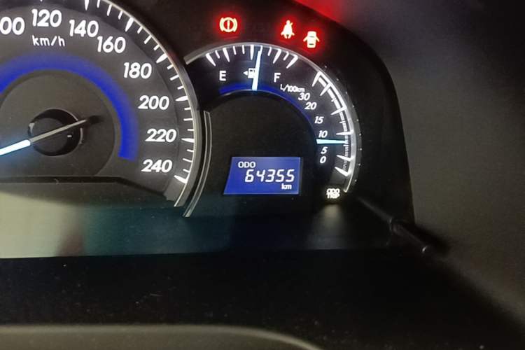 Used Toyota Camry 2016 2.0G 10th Anniversary Leading Edition Odometer Close Up
