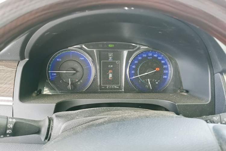 Used Toyota Camry 2016 Dual-Engine 2.5 HG 10th Anniversary Deluxe Navigation Edition Odometer Close Up