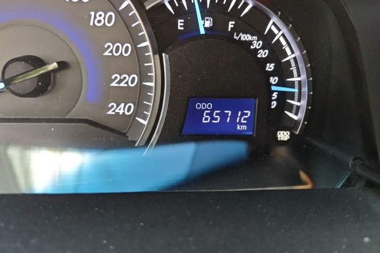 Used Toyota Camry 2016 2.0G 10th Anniversary Leading Edition Odometer Close Up