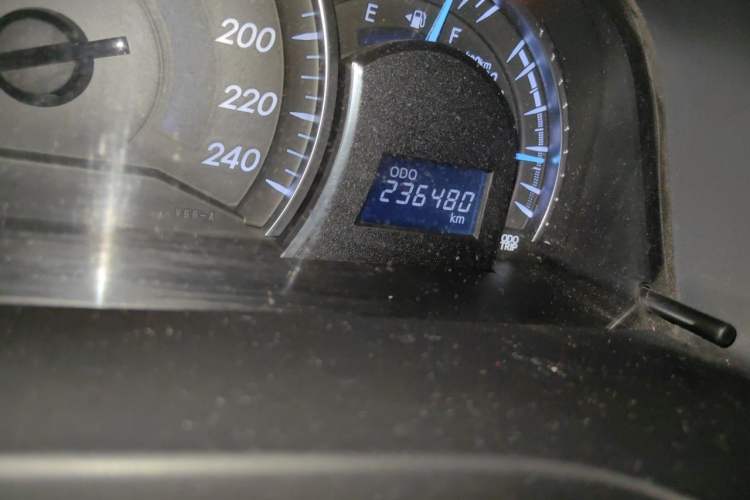 Used Toyota Camry 2016 2.0G 10th Anniversary Leading Edition Odometer Close Up
