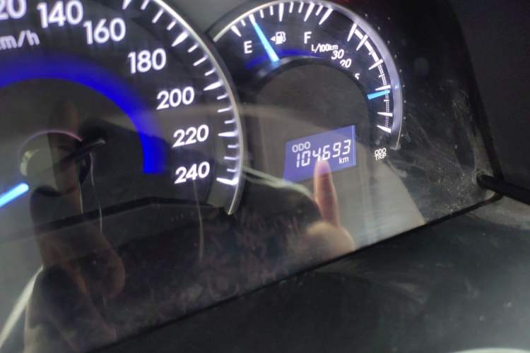 Used Toyota Camry 2016 2.0G 10th Anniversary Leading Edition Odometer Close Up