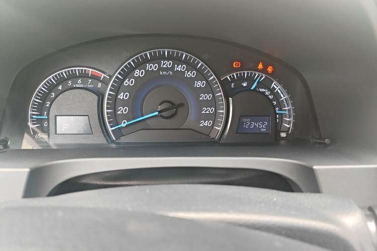 Used Toyota Camry 2016 2.0G 10th Anniversary Leading Edition Odometer Close Up