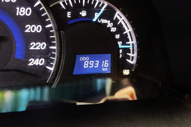 Used Toyota Camry 2016 2.0G 10th Anniversary Leading Edition Odometer Close Up