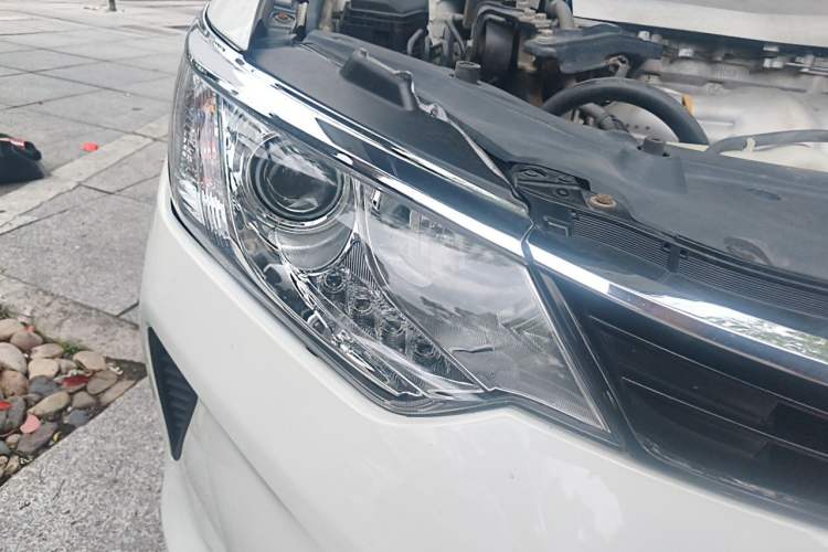 Used Toyota Camry 2016 2.0G 10th Anniversary Leading Edition Right Front Headlight