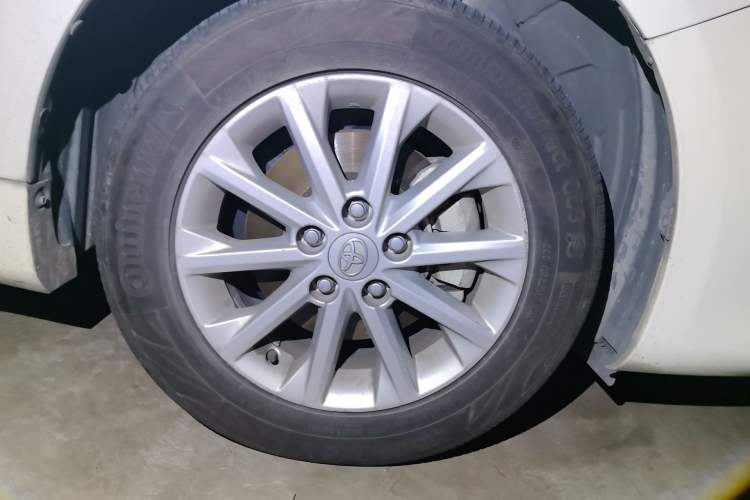 Used Toyota Camry 2016 Dual-Engine 2.5 HG 10th Anniversary Deluxe Navigation Edition Right Front Wheel Hub
