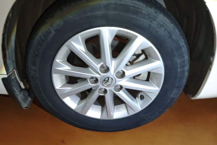 Used Toyota Camry 2016 Dual-Engine 2.5 HG 10th Anniversary Deluxe Navigation Edition Right Front Wheel Hub