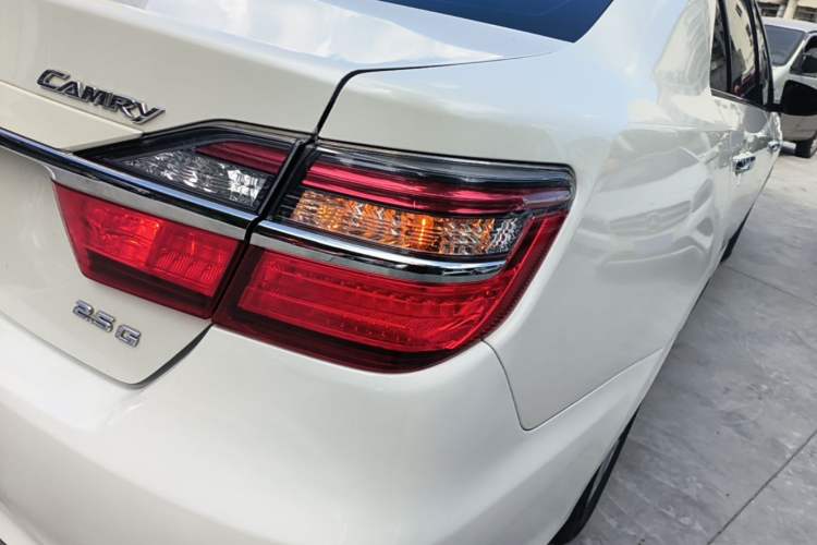 Used Toyota Camry 2016 2.0E 10th Anniversary Elite Edition Right Rear Taillight