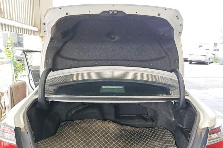 Used Toyota Camry 2016 Dual-Engine 2.5 HG 10th Anniversary Deluxe Navigation Edition Trunk
