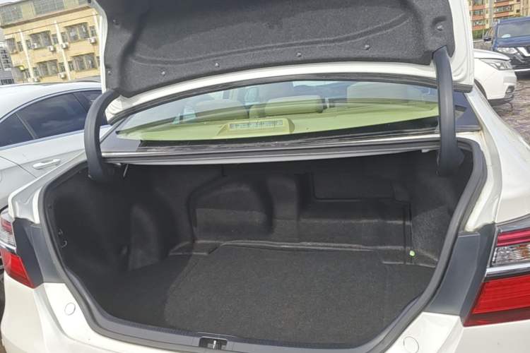 Used Toyota Camry 2016 Dual-Engine 2.5 HG 10th Anniversary Deluxe Navigation Edition Trunk