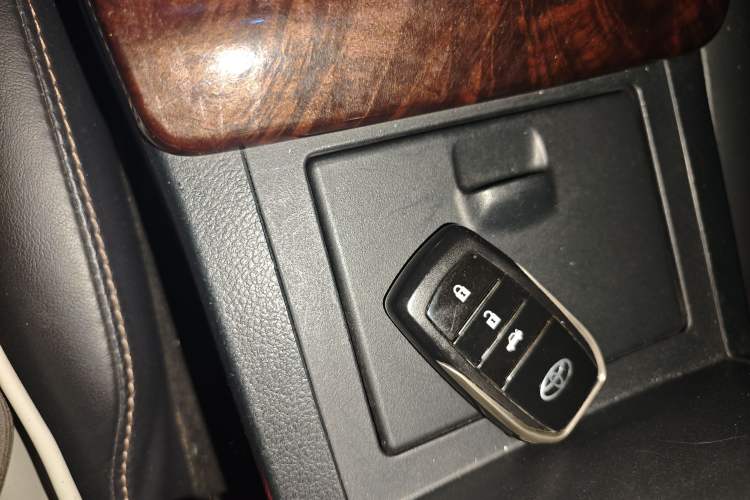 Used Toyota Camry 2016 2.0G 10th Anniversary Leading Edition Vehicle Key