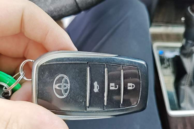 Used Toyota Camry 2016 Dual-Engine 2.5 HG 10th Anniversary Deluxe Navigation Edition Vehicle Key