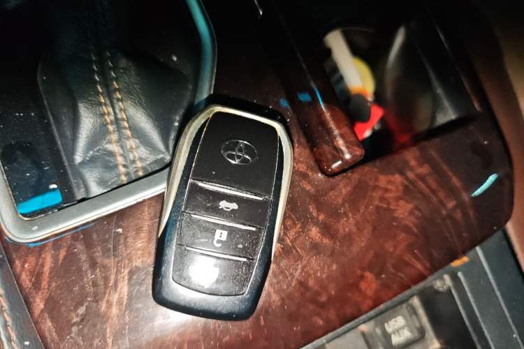 Used Toyota Camry 2016 2.5G 10th Anniversary Deluxe Navigation Edition Vehicle Key