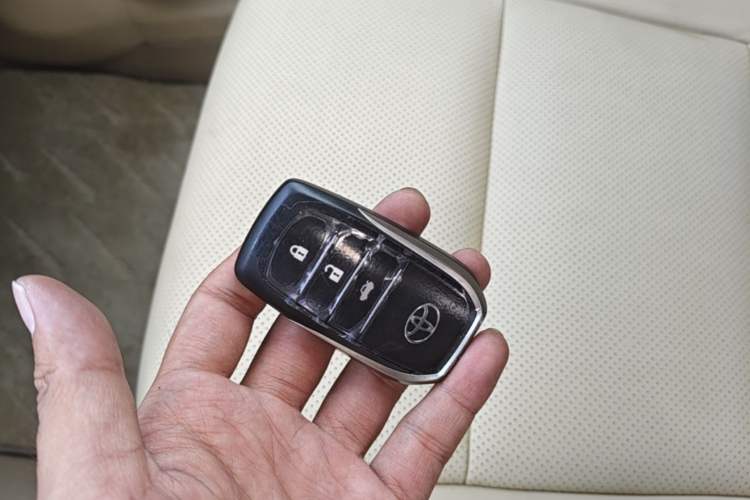 Used Toyota Camry 2016 Dual-Engine 2.5 HG 10th Anniversary Deluxe Navigation Edition Vehicle Key