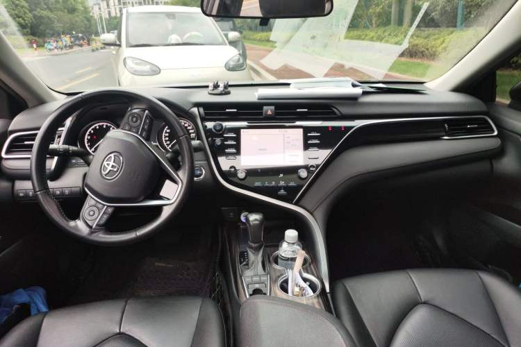 Used Toyota Camry 2018 2.5G Luxury Edition Center Console