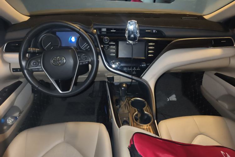 Used Toyota Camry 2018 2.0G Luxury Edition Center Console