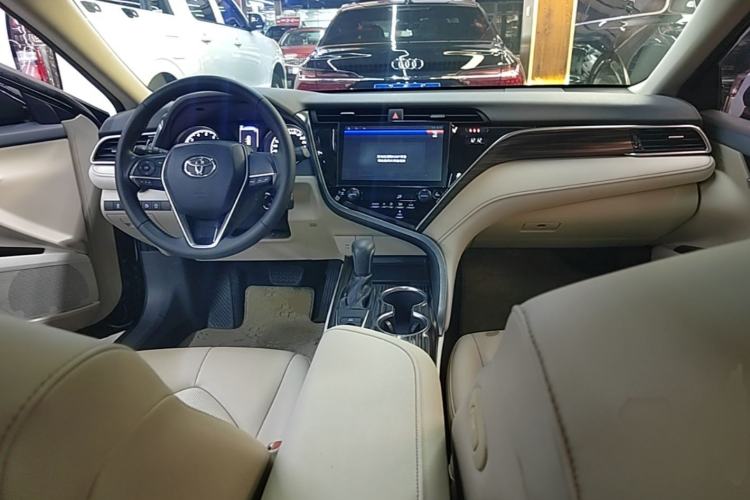 Used Toyota Camry 2018 2.0E Leading Edition Center Console