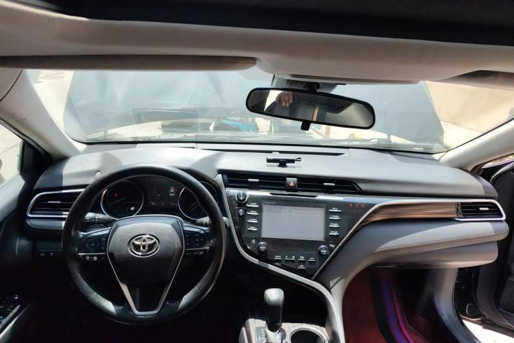 Used Toyota Camry 2018 2.5G Luxury Edition Center Console