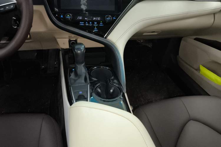 Used Toyota Camry 2018 2.0E Elite Edition Gear Lever