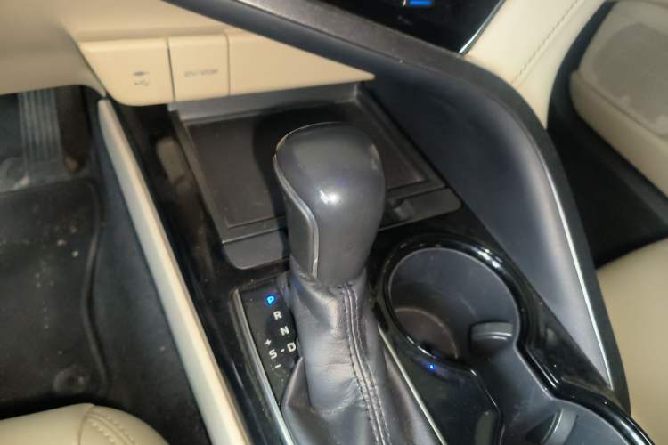 Used Toyota Camry 2018 2.0E Elite Edition Gear Lever