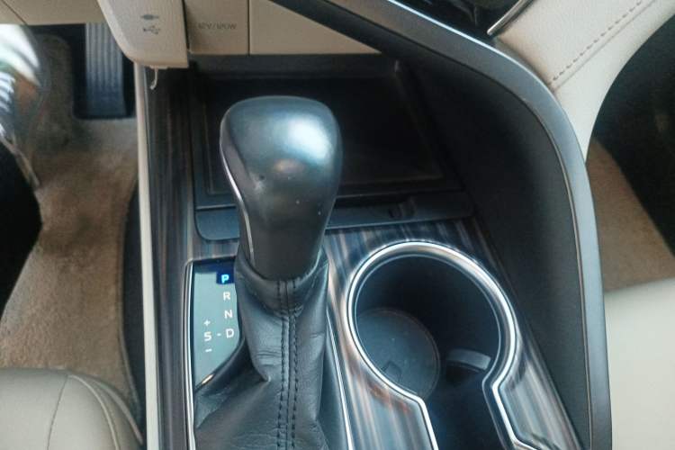 Used Toyota Camry 2018 2.0E Leading Edition Gear Lever