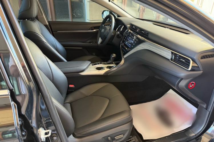 Used Toyota Camry 2018 Dual-Engine 2.5 HG Luxury Edition Interior 2