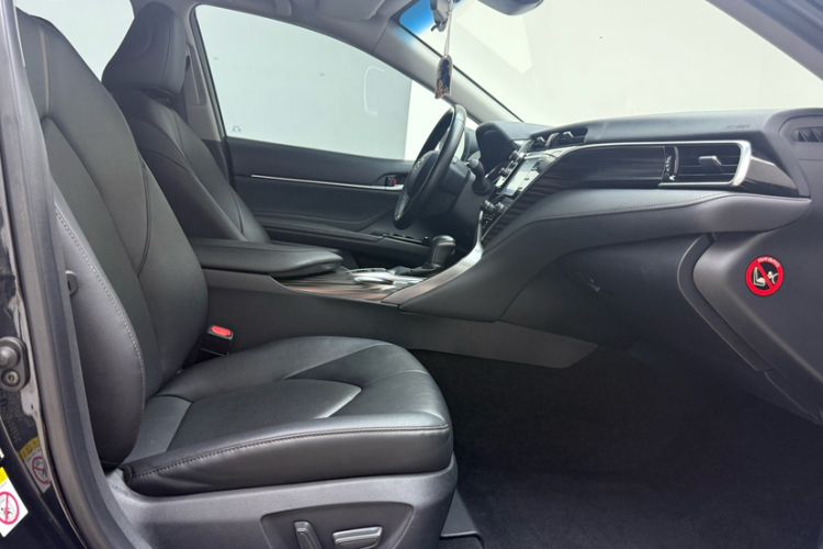 Used Toyota Camry 2018 2.0G Luxury Edition Interior 3