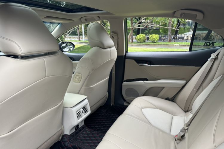 Used Toyota Camry 2018 2.0G Luxury Edition Interior 3