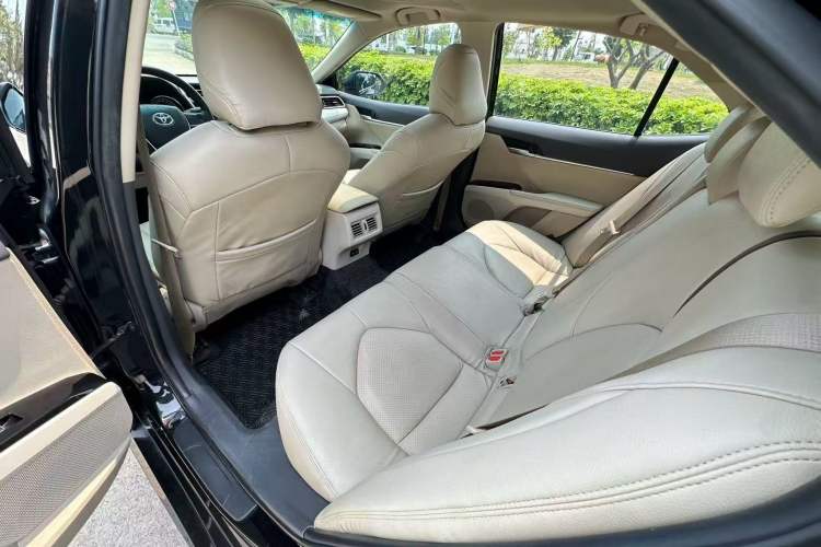 Used Toyota Camry 2018 2.0E Elite Edition Interior 3