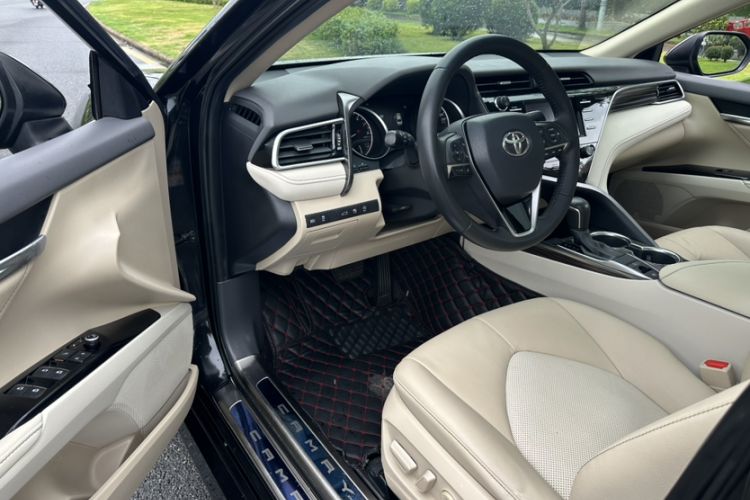 Used Toyota Camry 2018 2.0G Luxury Edition Interior 4