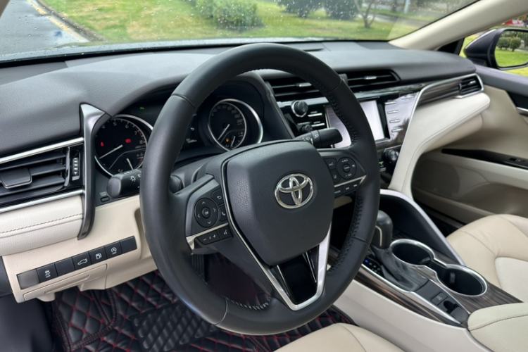 Used Toyota Camry 2018 2.0G Luxury Edition Interior 6