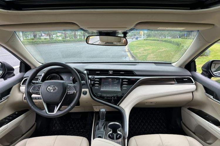 Used Toyota Camry 2018 2.0G Luxury Edition Interior 8
