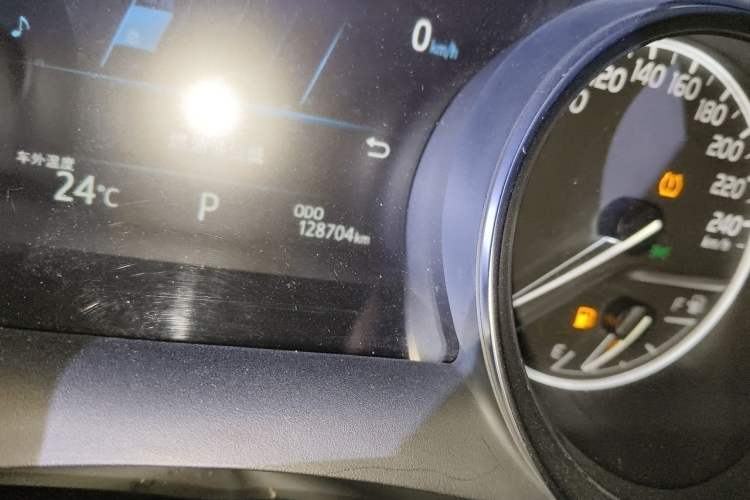 Used Toyota Camry 2018 2.5G Luxury Edition Odometer Close Up