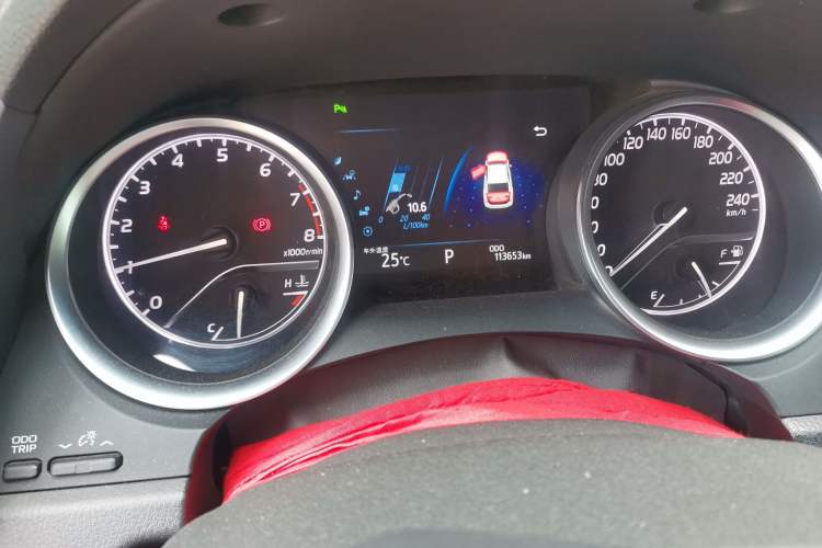 Used Toyota Camry 2018 2.0G Luxury Edition Odometer Close Up