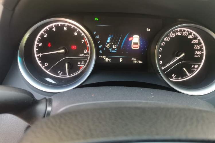 Used Toyota Camry 2018 2.5G Luxury Edition Odometer Close Up