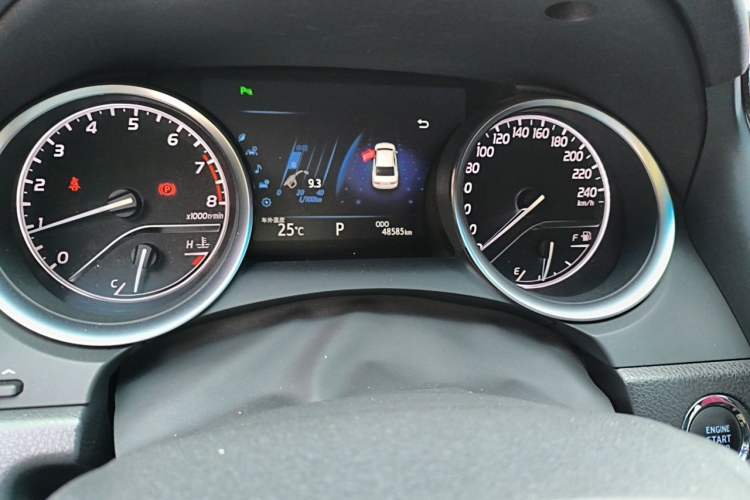 Used Toyota Camry 2018 2.0G Luxury Edition Odometer Close Up