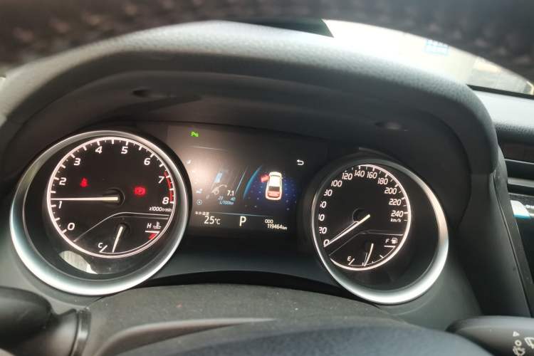 Used Toyota Camry 2018 2.5G Luxury Edition Odometer Close Up