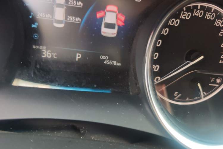 Used Toyota Camry 2018 2.0G Luxury Edition Odometer Close Up