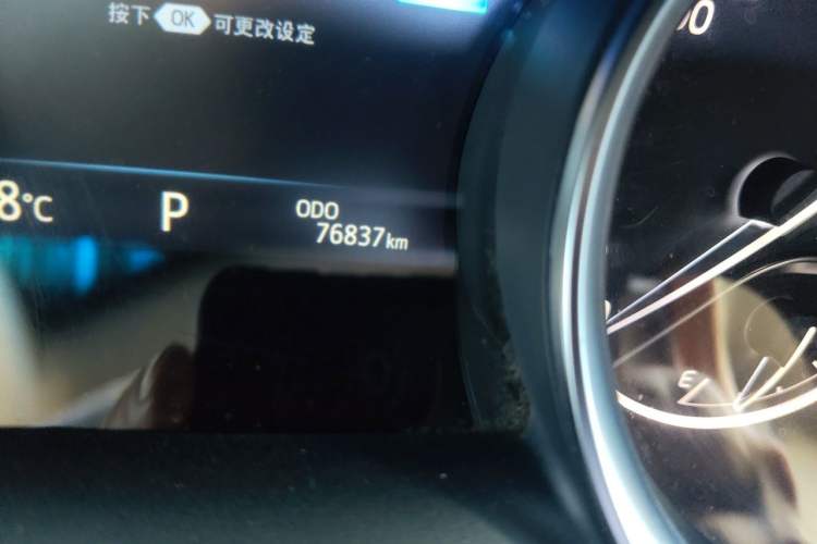 Used Toyota Camry 2018 2.0G Luxury Edition Odometer Close Up