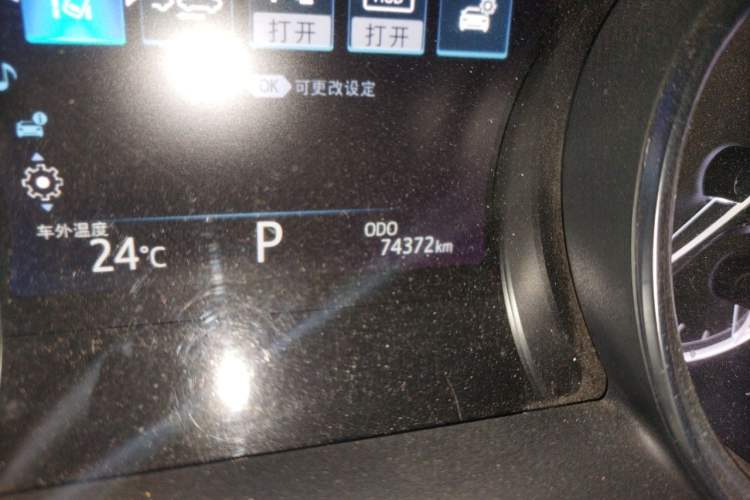 Used Toyota Camry 2018 2.0G Luxury Edition Odometer Close Up
