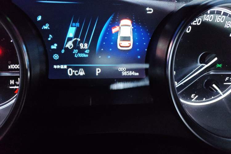 Used Toyota Camry 2018 2.0G Luxury Edition Odometer Close Up