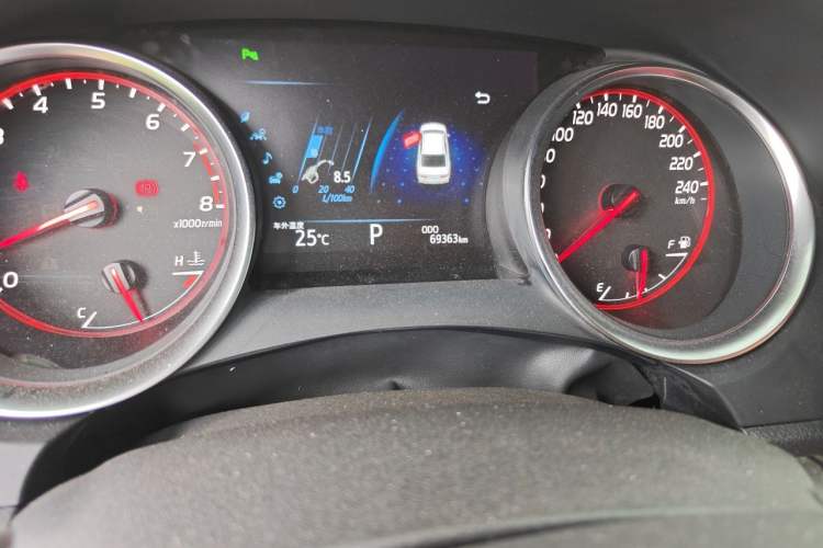 Used Toyota Camry 2018 2.5S Fēngshàng Edition Odometer Close Up