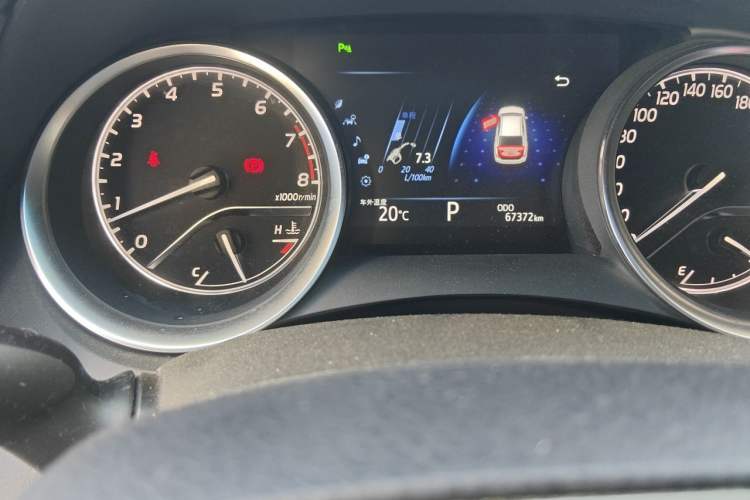 Used Toyota Camry 2018 2.0G Luxury Edition Odometer Close Up