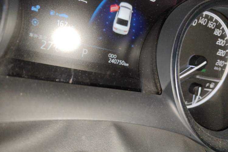 Used Toyota Camry 2018 2.0G Luxury Edition Odometer Close Up