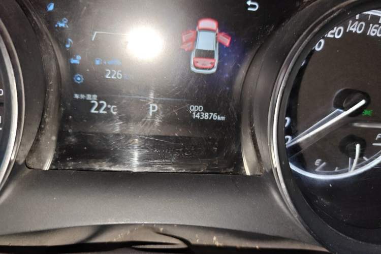 Used Toyota Camry 2018 2.0G Luxury Edition Odometer Close Up