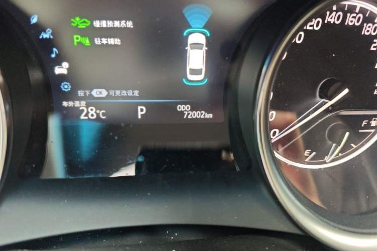 Used Toyota Camry 2018 2.0G Luxury Edition Odometer Close Up