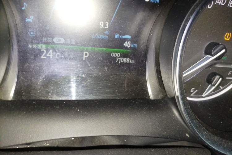 Used Toyota Camry 2018 2.5G Luxury Edition Odometer Close Up